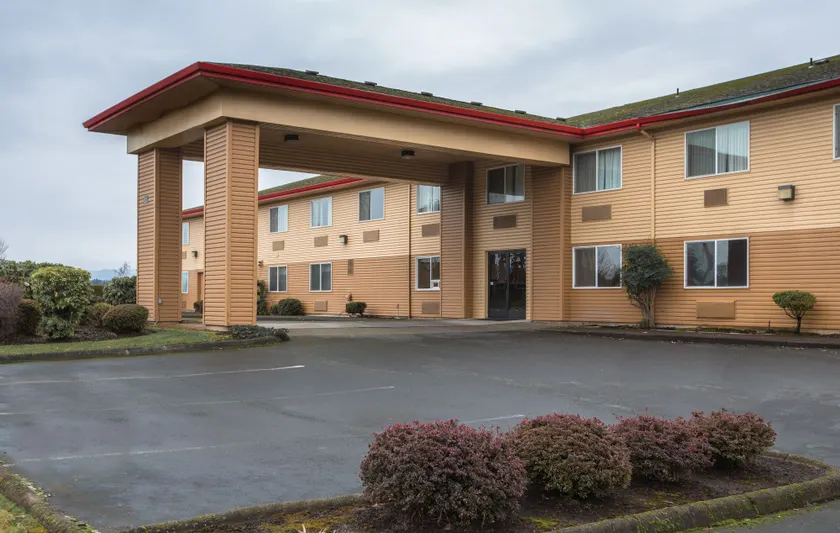 Bridgeway Inn & Suites - Image 1
