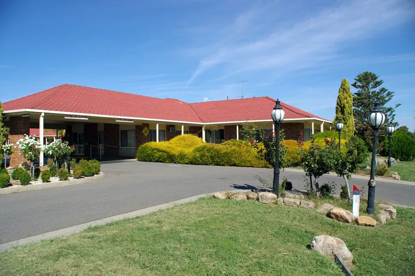Pines Country Club Motor Inn - Image 1