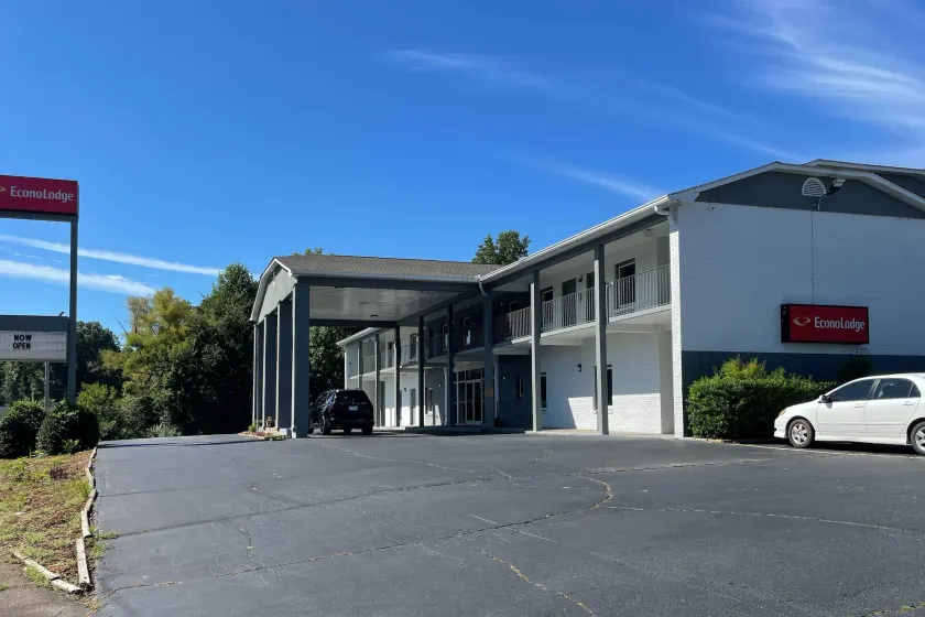 Econo Lodge Forest City - Image 1