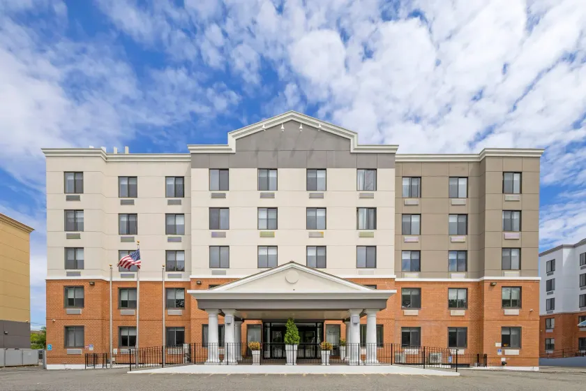 Country Inn & Suites by Radisson, Staten Island - Image 1