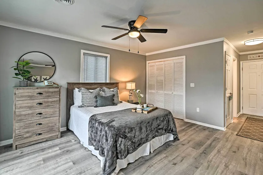Couple’s Retreat w/ Balcony in Surfside Beach! - Interior