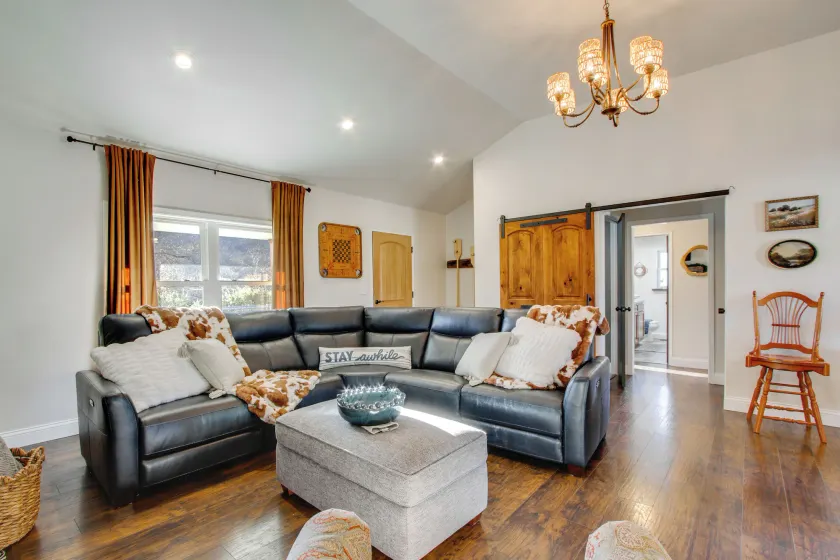 Fully Updated! Zanesville Home w/ River Views - Image 1