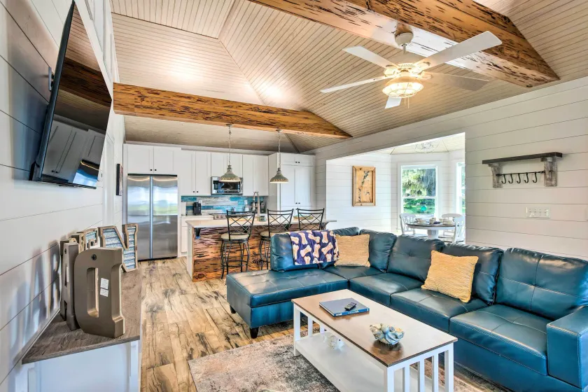 Riverfront Darien Cottage w/ Private Dock! - Interiør