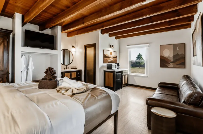 LUXX Taos Motor Lodge - Image 1