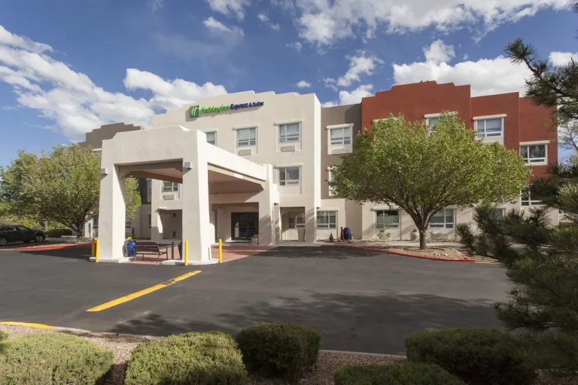 Holiday Inn Express & Suites Santa Fe by IHG - Image 1