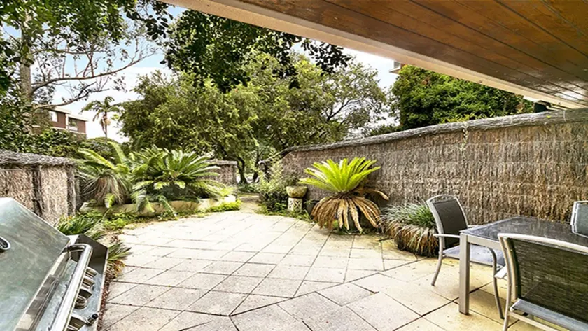 MORTN - Perfect Family Abode with Courtyard - Image 1