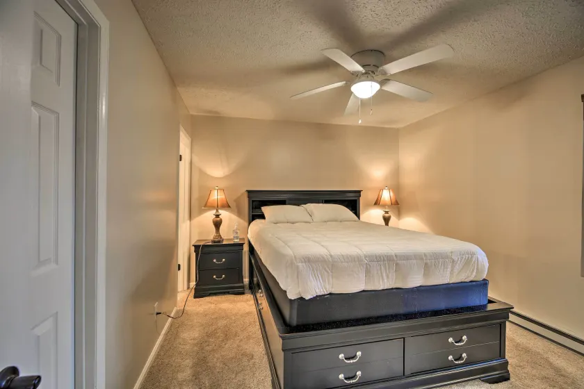 Hike, Ski & More! Modern Sugar Mtn Condo w/ Deck - Interiør