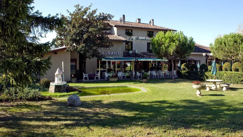 Logis Hôtel et Restaurant La Bombardière - Image 1