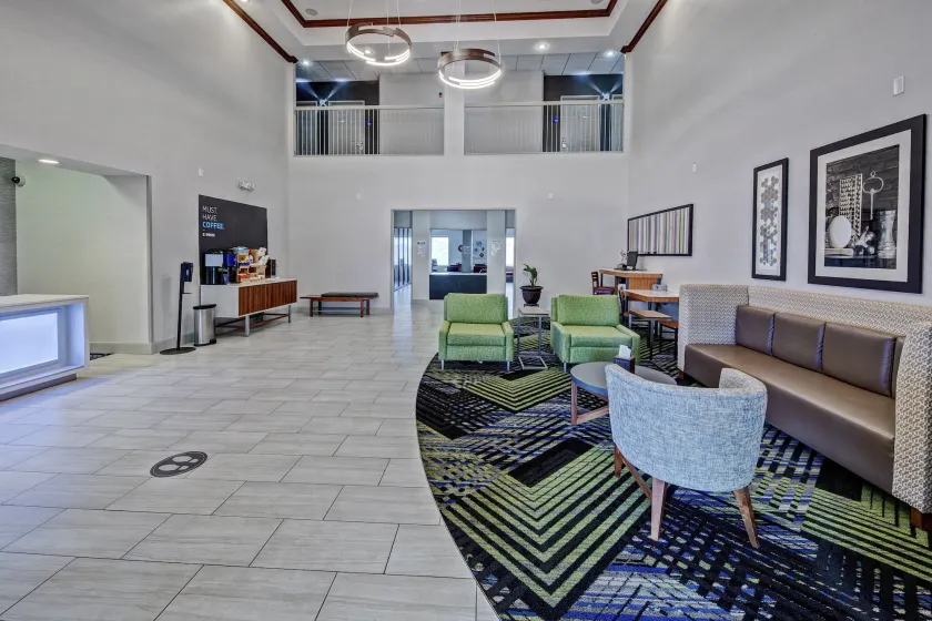 Holiday Inn Express Hotel & Suites Clarksville by IHG - Lobby