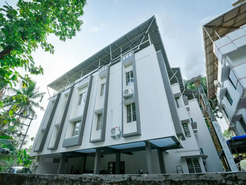 OYO 14271 Modern Studio Near Lulu Mall - Image 1