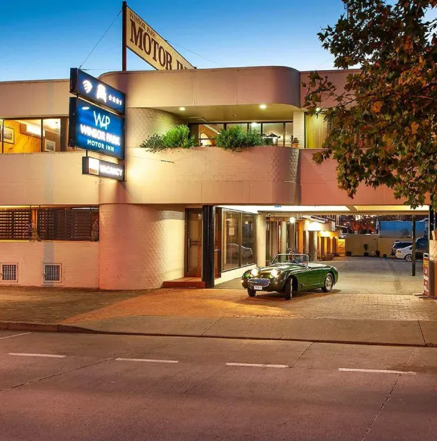 Albury Winsor Park Motor Inn - Image 1