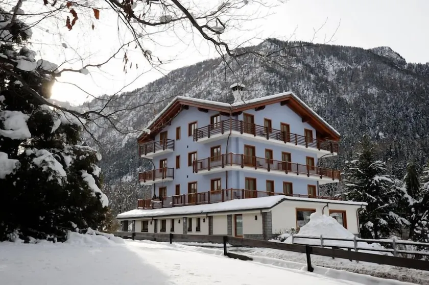 Laghetto Alpine Hotel & Restaurant - Image 1
