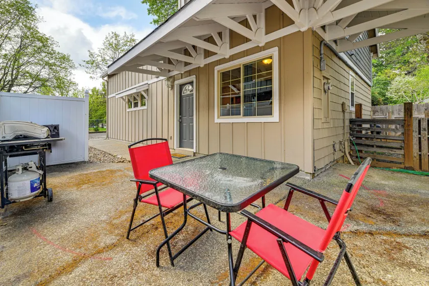 Patio & Game Room! Cozy Studio Near Oregon Caves - Image 1