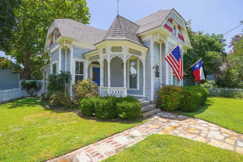 Granbury Home w/ Fire Pit, Walk to The Square! - Image 1