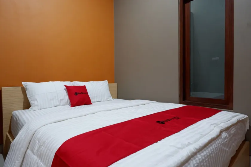 RedDoorz Syariah near Stasiun Tegal - Image 1