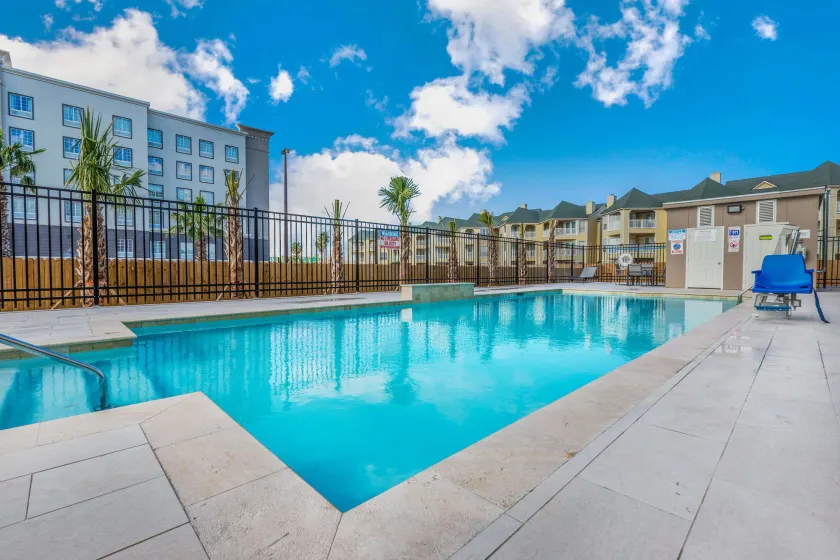 La Quinta Inn & Suites by Wyndham Galveston West Seawall - Image 1