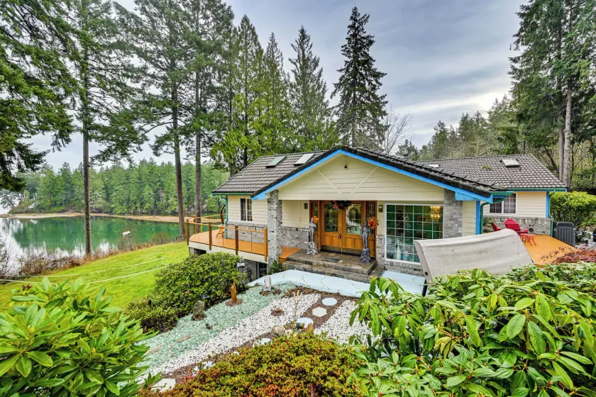 Steps to Shore: Seaside Olympia Retreat w/ Hot Tub - Image 1