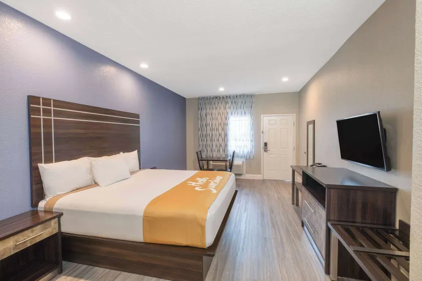 Days Inn & Suites by Wyndham La Porte - Image 1
