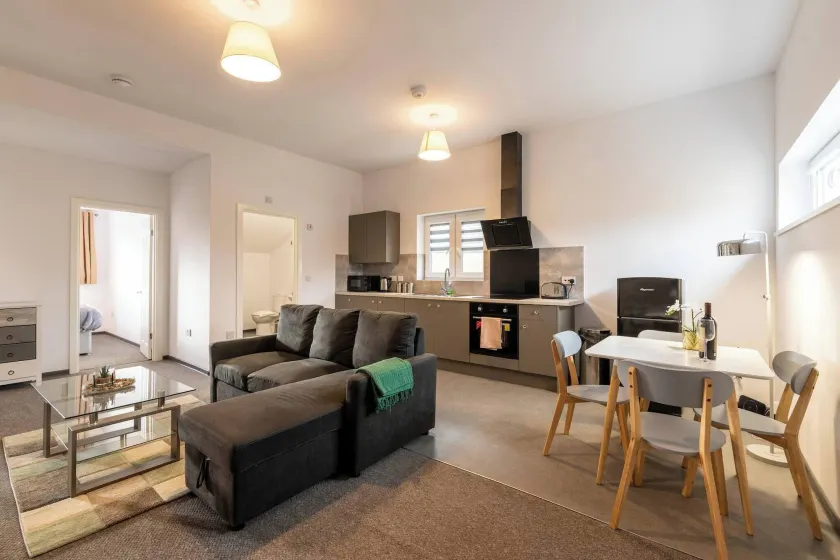 The Eldern - Spacious, Netflix, free Parking, close to A1 - Image 1