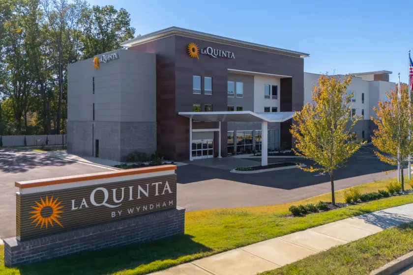 La Quinta Inn & Suites by Wyndham Olive Branch - Image 1