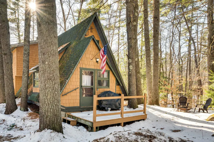 8 Mi to Cranmore Mtn Resort: A-frame w/ Fire Pit - Image 1