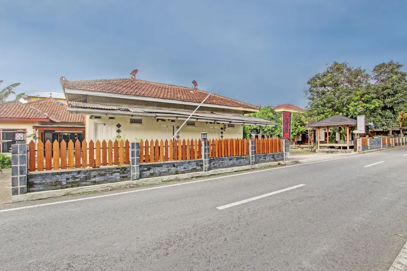OYO 93660 New Family Hotel Syariah - Image 1
