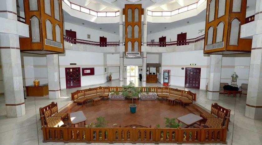Blue Bird Hisar - Interior entrance