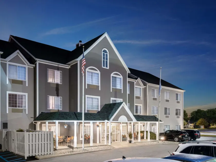 Country Inn & Suites by Radisson, Maumee - Toledo - Image 1