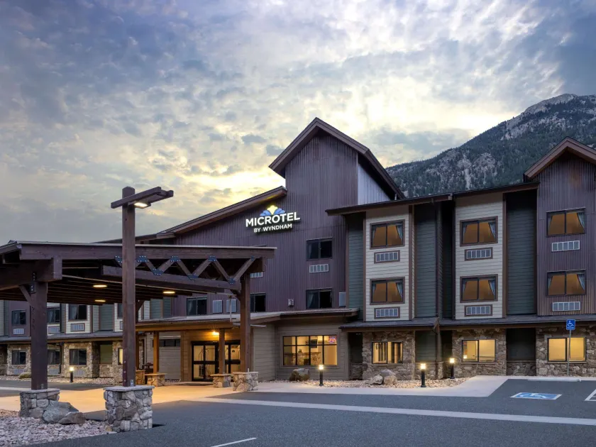 Microtel Inn & Suites by Wyndham Georgetown Lake - Image 1