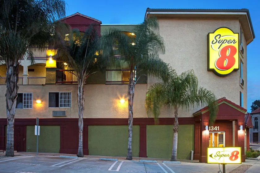 Super 8 by Wyndham Los Angeles Downtown - Image 1