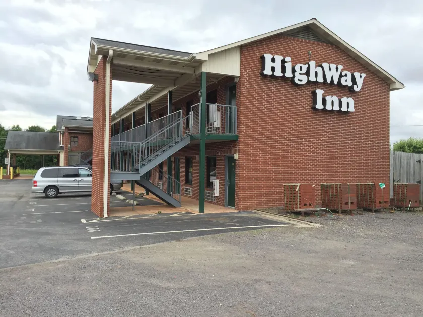 HighWay Inn - Image 1
