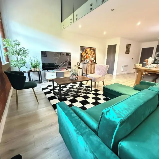 Charming 2-Bedroom Apartment in Bradford with City Views - Image 1