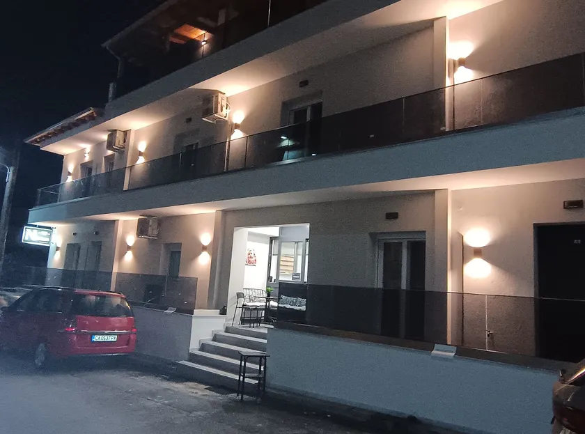 Nioplias Luxury Apartments Pefkohori - Image 1