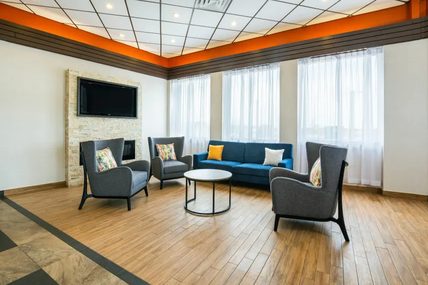 Comfort Inn & Suites - Hall