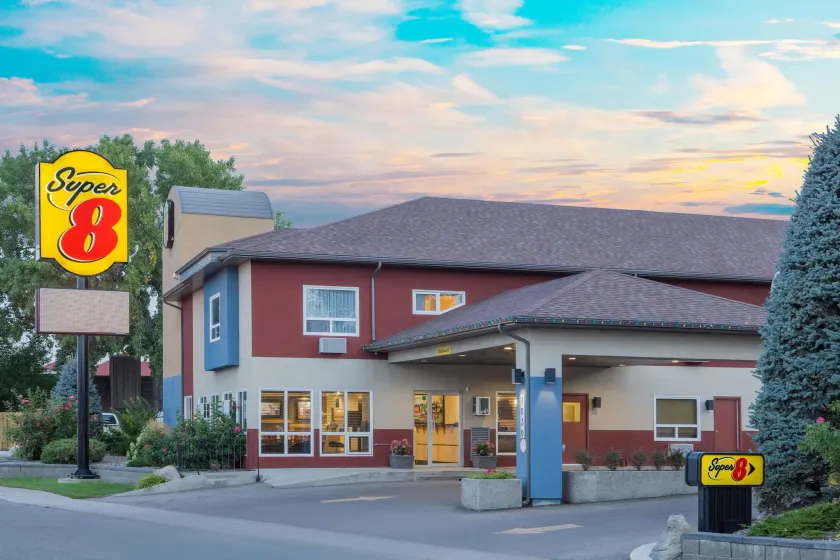 Super 8 by Wyndham Lethbridge - Image 1