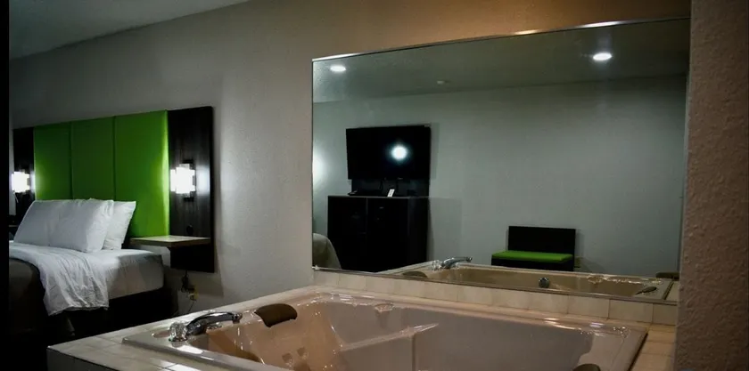 Mound View Inn & Suites - Room