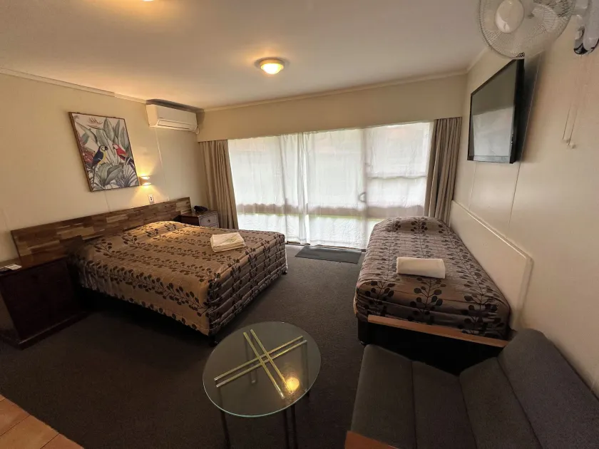 Airport Westney Lodge - Image 1
