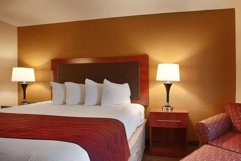 Days Inn by Wyndham Indiana Benjamin Franklin Highway - Image 1