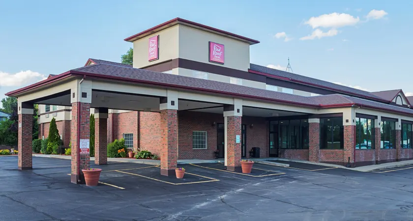 Red Roof Inn & Suites Lake Orion / Auburn Hills - Image 1