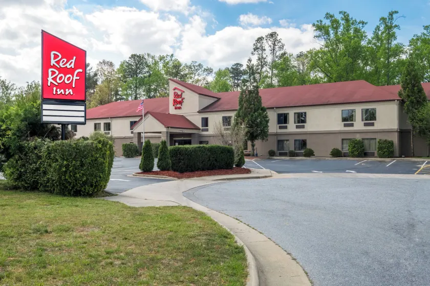 Red Roof Inn Hendersonville - Image 1