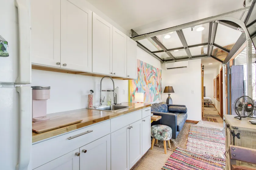 Private Dock & River Views: Modern Gem in Waterloo - Interior