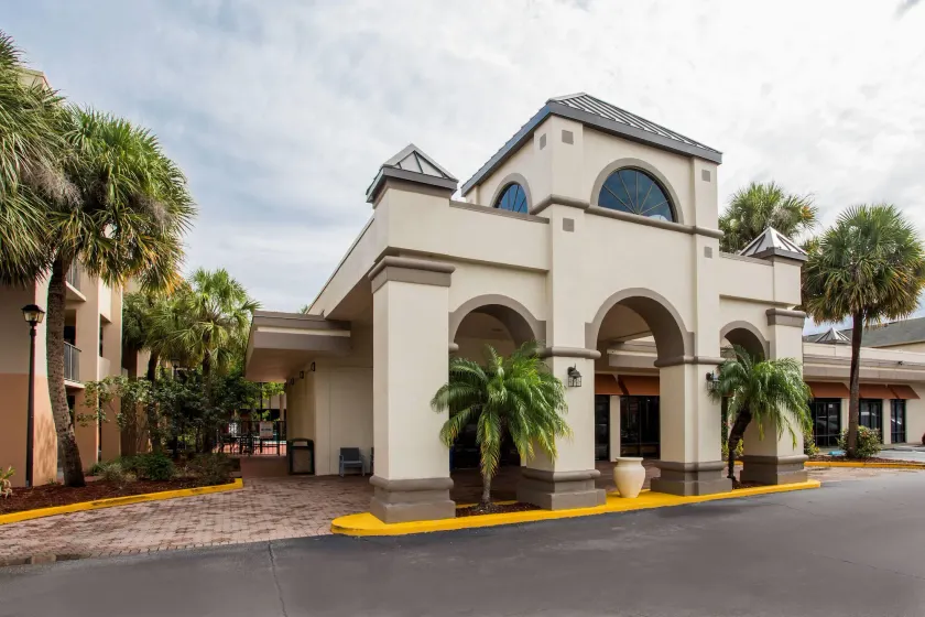Days Inn & Suites by Wyndham Orlando Airport - Image 1