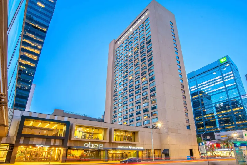 Sandman Signature Edmonton Downtown Hotel - Image 1
