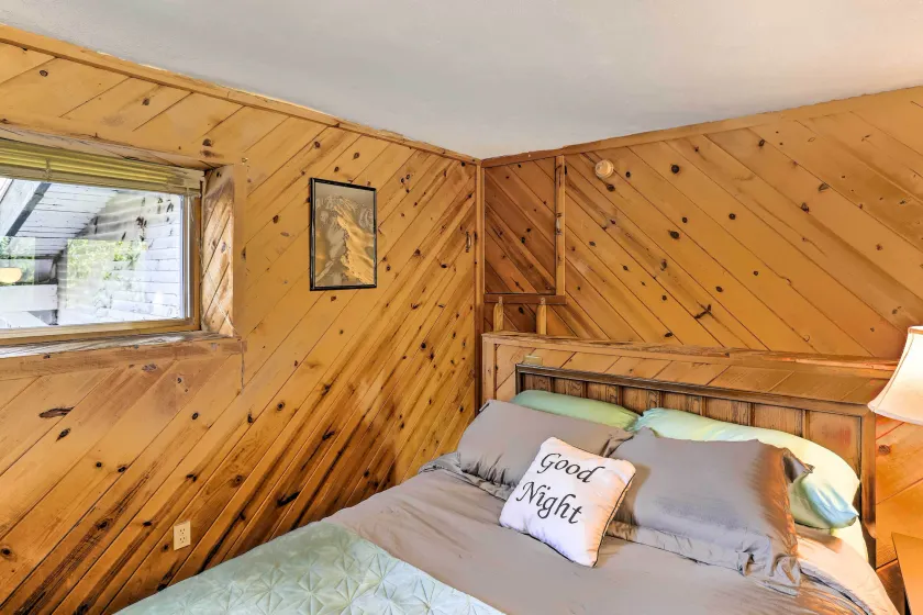 Cozy Studio Near Hiking & Skiing, Walk to Downtown - Innvendig