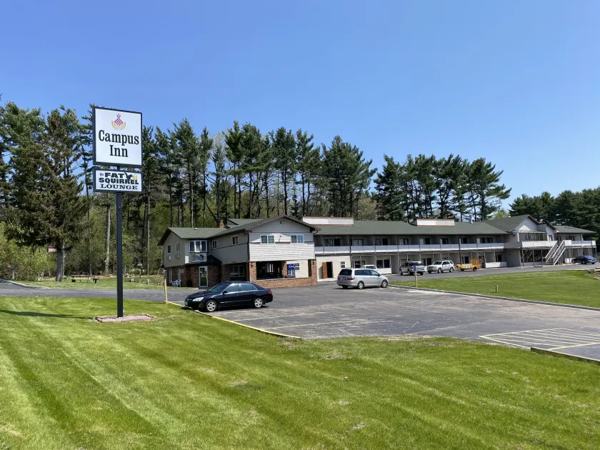 Campus Inn Baraboo - Image 1