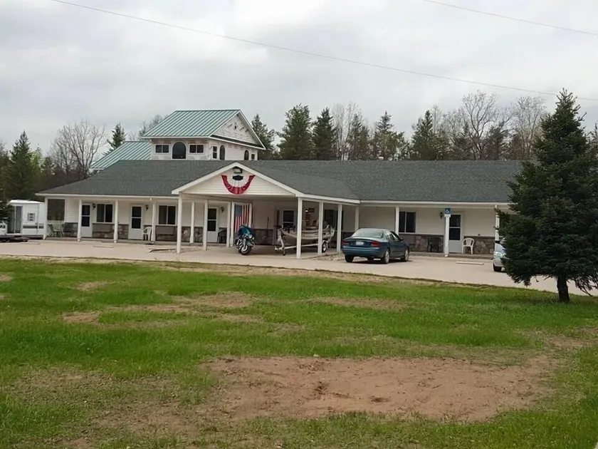 Scully's Manistee Outpost Motel - Image 1
