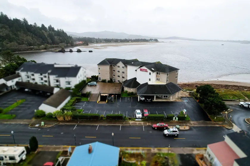 Siletz Bay Beachfront Hotel by OYO Lincoln City - Image 1
