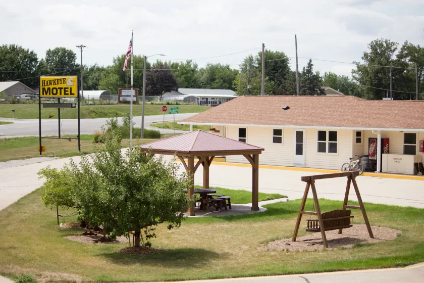 Hawkeye Motel - Image 1