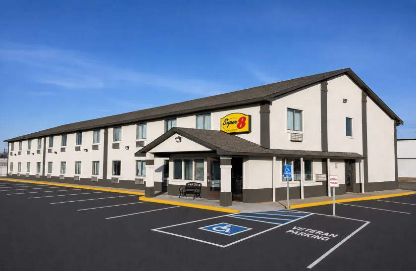 Super 8 by Wyndham Blackwell - Image 1