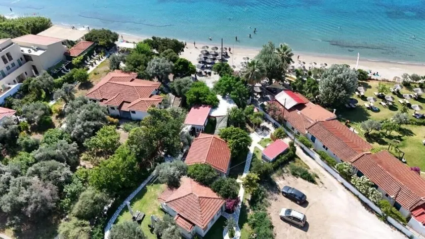 Physis Oikos Beachfront Apartments - Image 1
